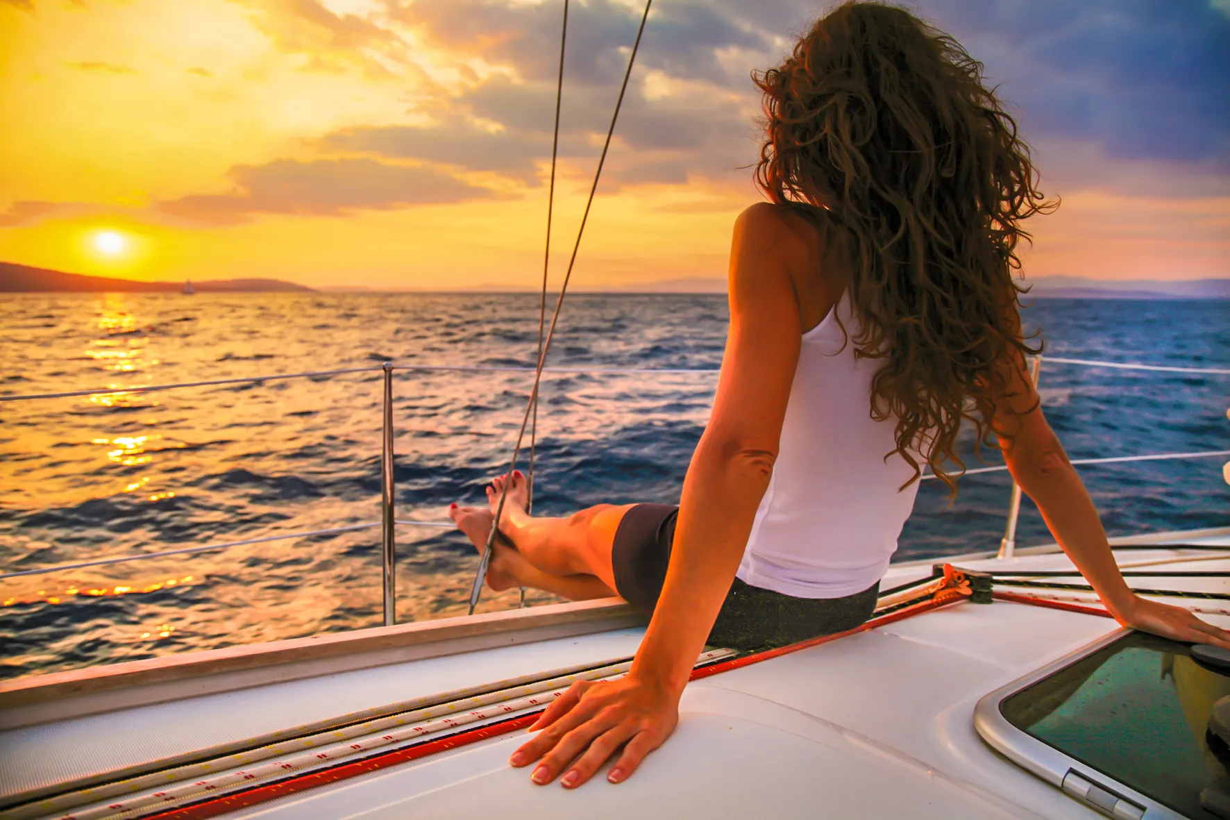 SUNSET LUXURY SAILING TOUR WITH PREMIUM OPEN BAR